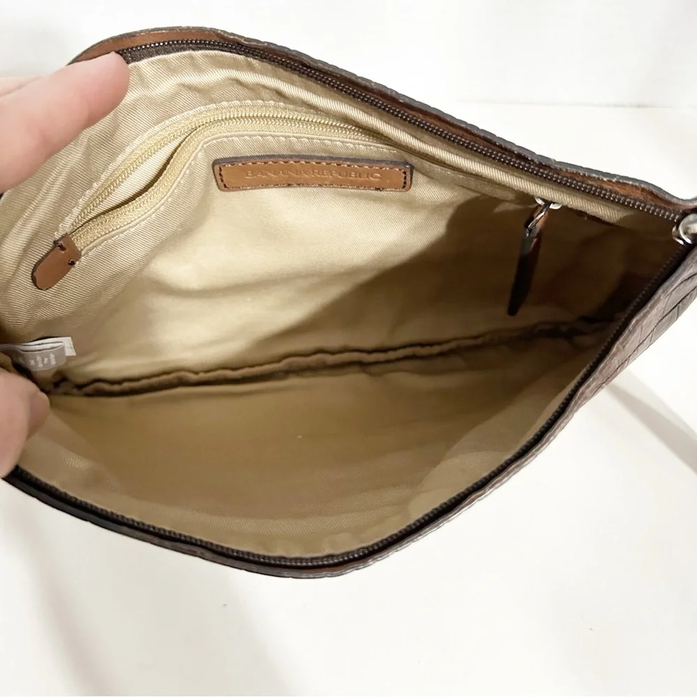 Banana Republic Two Toned Fully Lined Leather Wristlet Croc Embossed Stripe